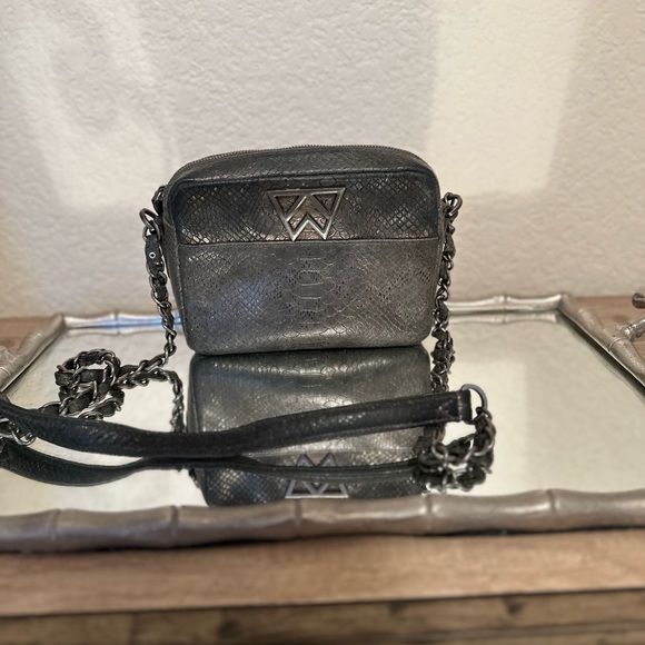 Kelly Wynne Mingle Mingle Metallic Crossbody - Picture 8 of 8